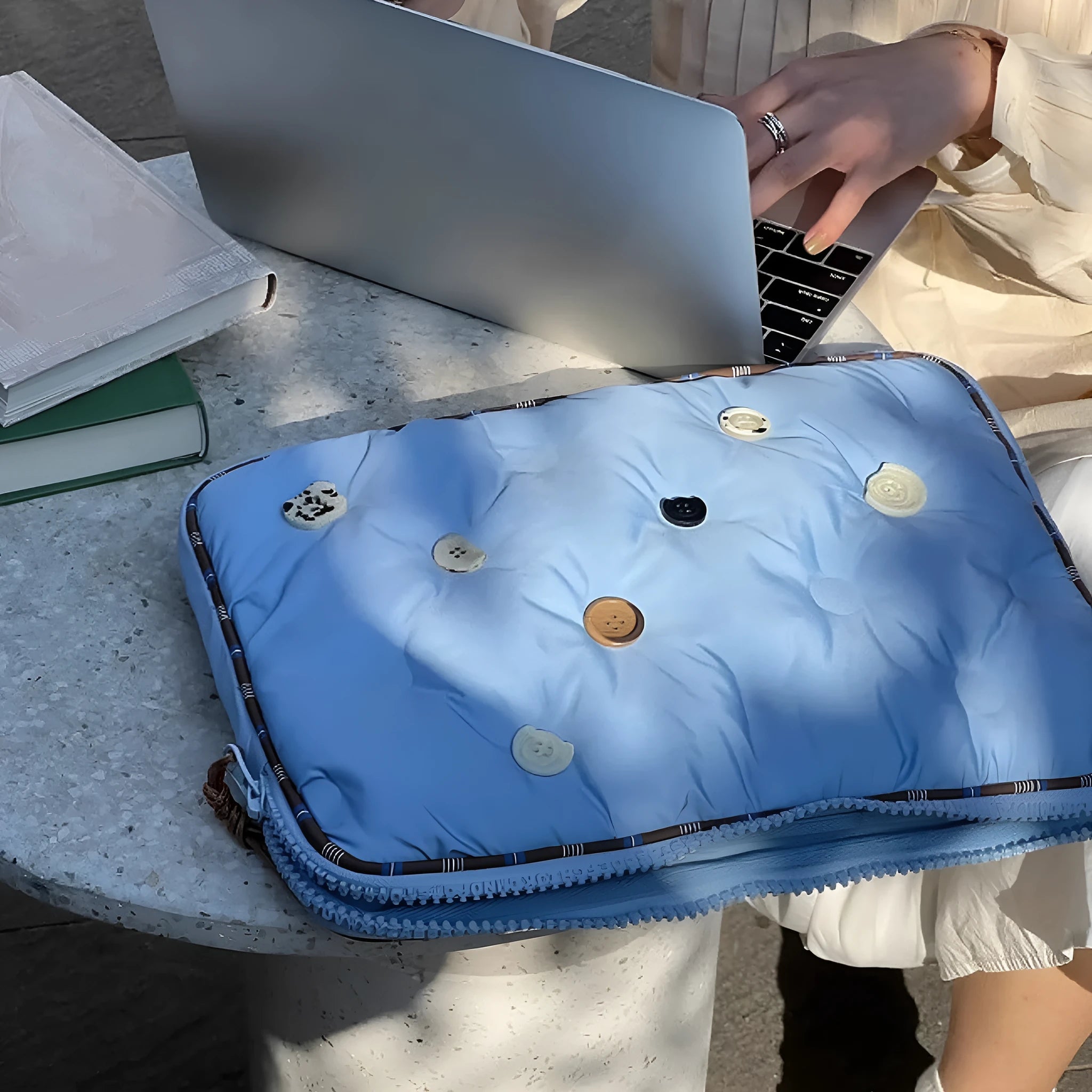 Blue plaid waterproof nylon laptop case for 14-inch computers with shock-absorbing protection