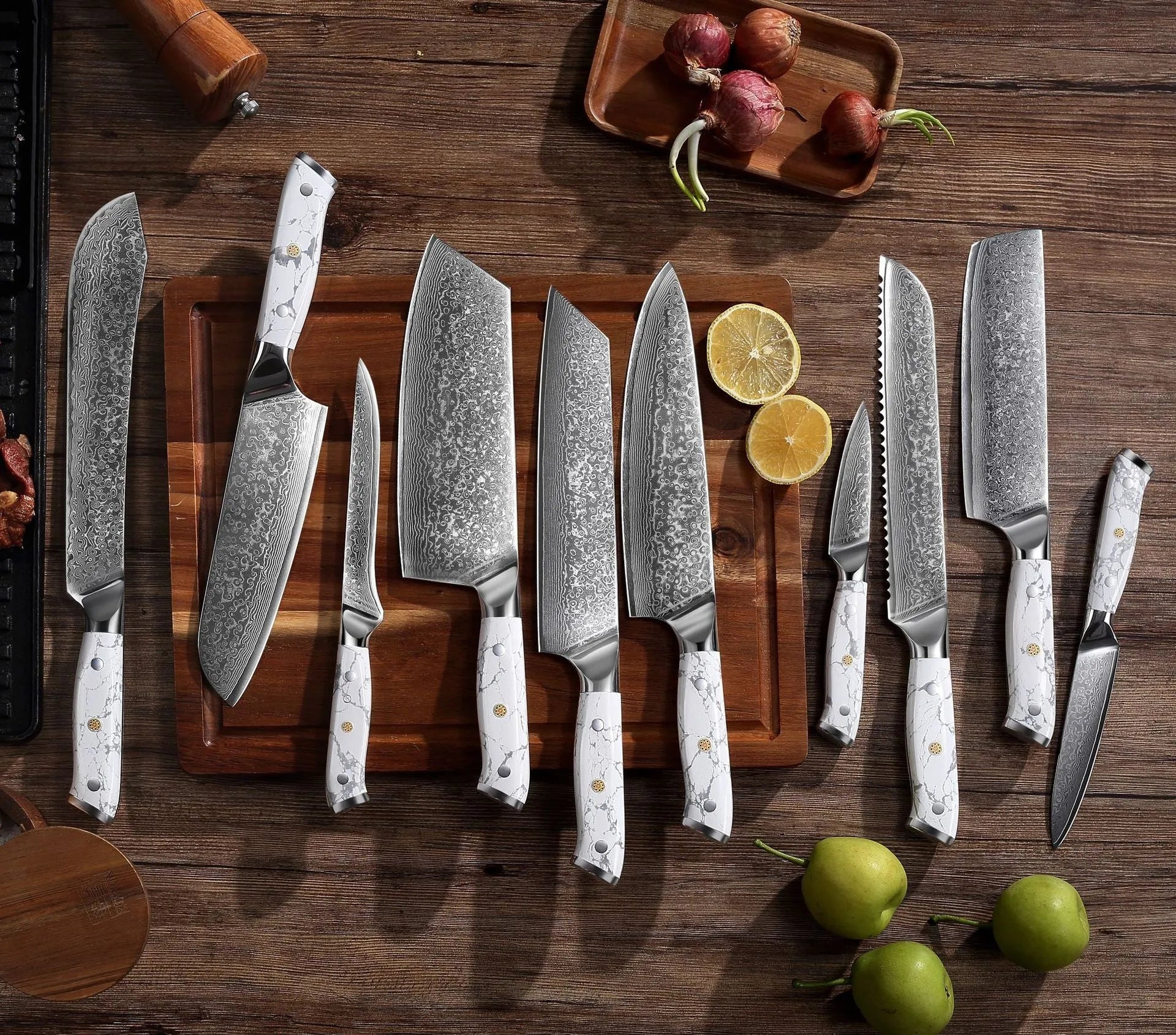 Damascus steel kitchen knife with 21cm VG10 blade and modern simple design