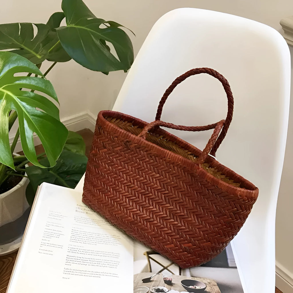 Niche leather seaside vacation handbag in genuine leather bucket shape, large size 40x22x15cm, coffee colour