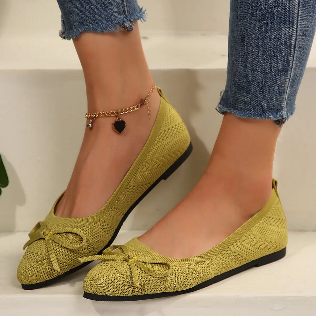 Women's knitted pointed-toe loafers with bow decoration in blue colour, flat heel design
