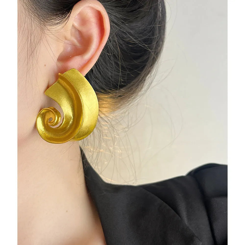 A pair of gold geometric retro-design ear studs for women, measuring 5cm.