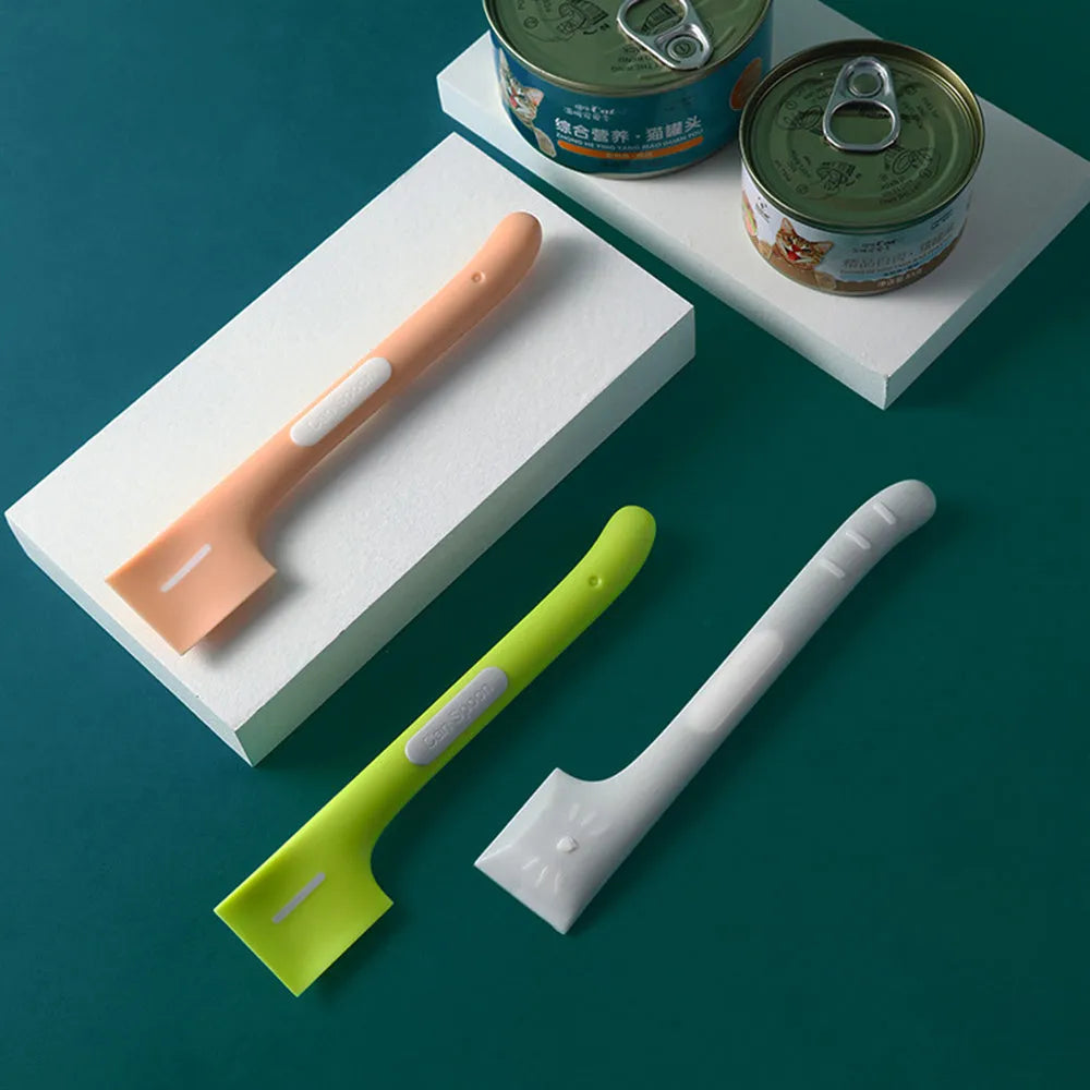 Long-handle pet food spoon in green colour with right-angle scraping edge for canned wet food