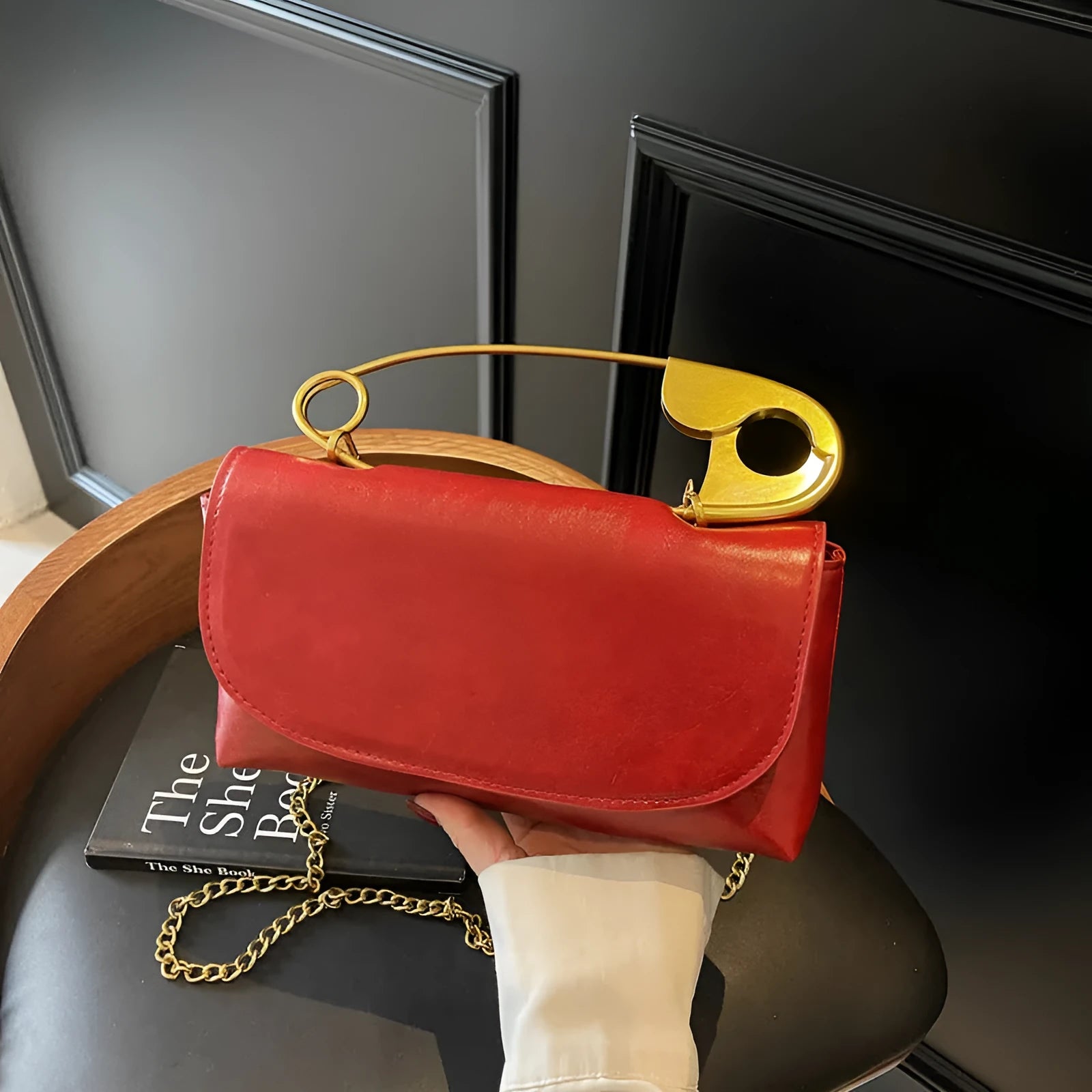 Creative paper clip shoulder handbag in horizontal square shape with street trend style