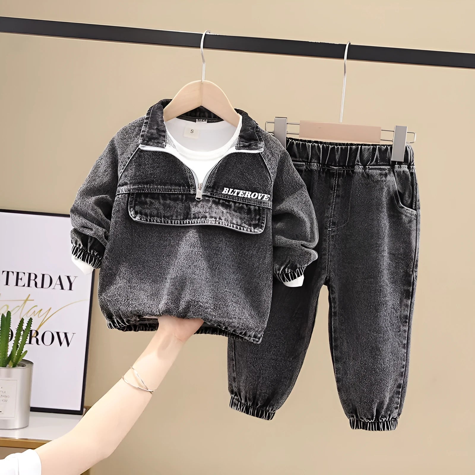 Boys black denim two-piece suit set with long sleeves in Korean style