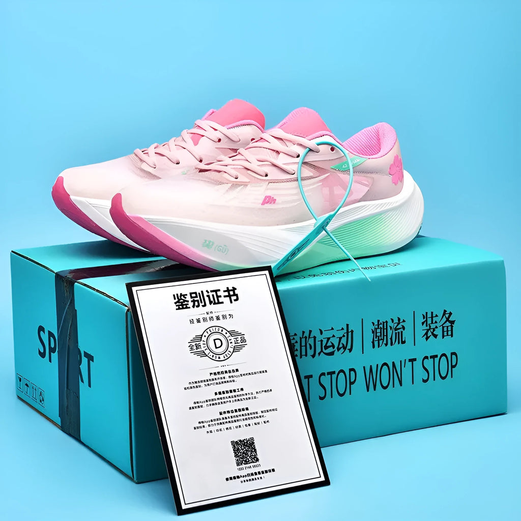 Low-top racing sneakers with carbon plate, PU mesh upper in a choice of colours, on natural rubber sole.