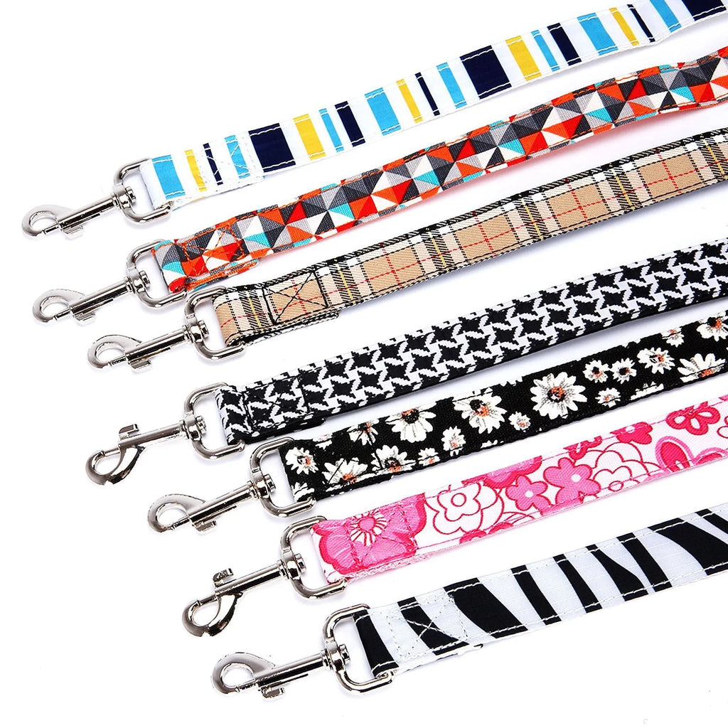 Black Christmas plaid stripe pet traction rope measuring 120cm with imitation nylon construction