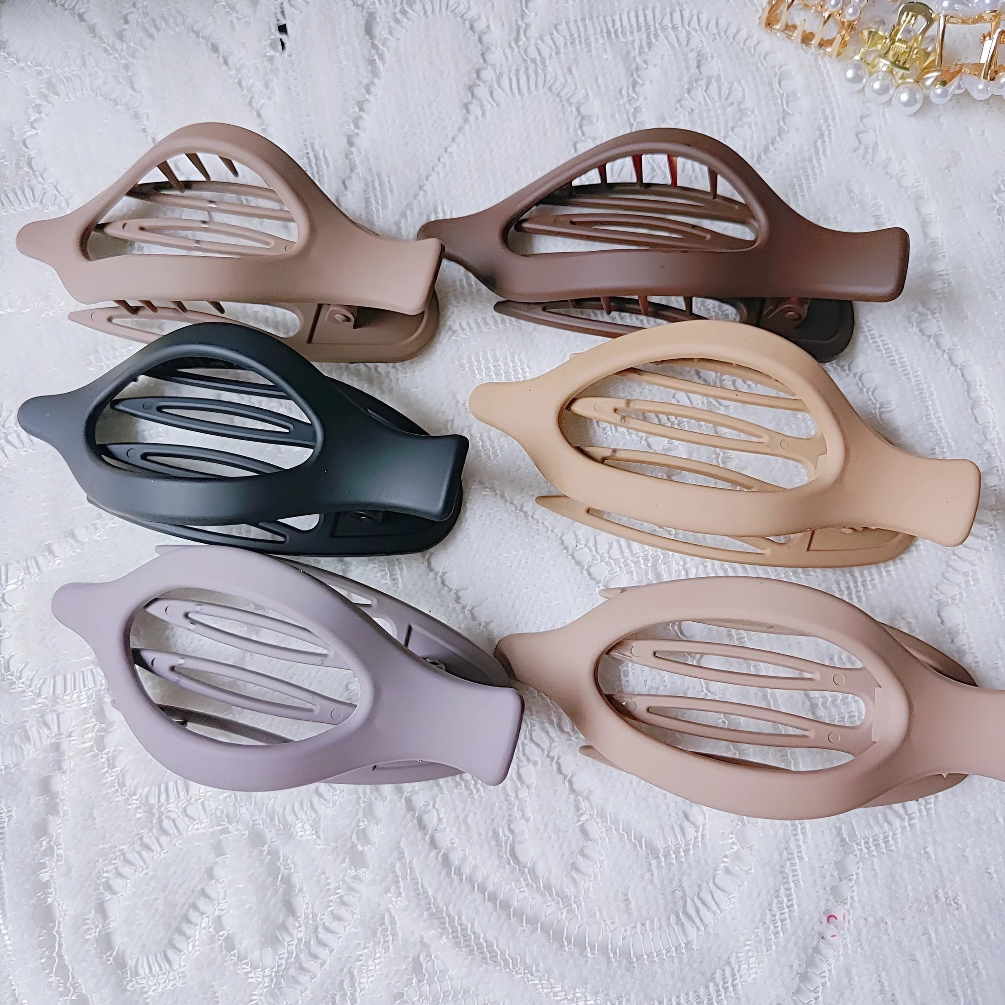 Set of six women's geometric hair clips with frosted plastic grip in rose red and nude colours