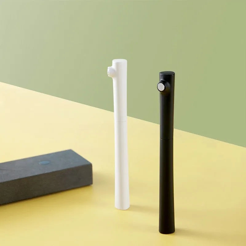Red Dot Award fountain pen with 0.7mm stainless steel nib in black or white resin holder
