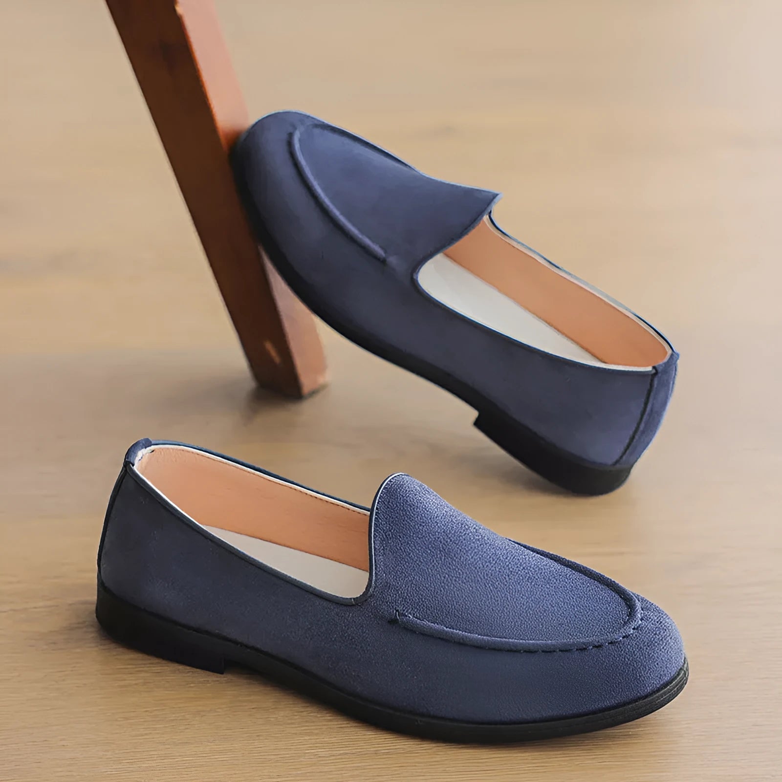 Men's retro Gommino slip-on loafers with round toe and wedge heel in solid colour