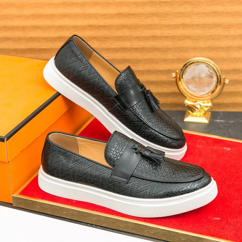 Men's black fringed leather casual shoes with round toe and low heel design
