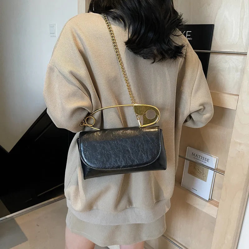 Creative paper clip shoulder handbag in horizontal square shape with street trend style