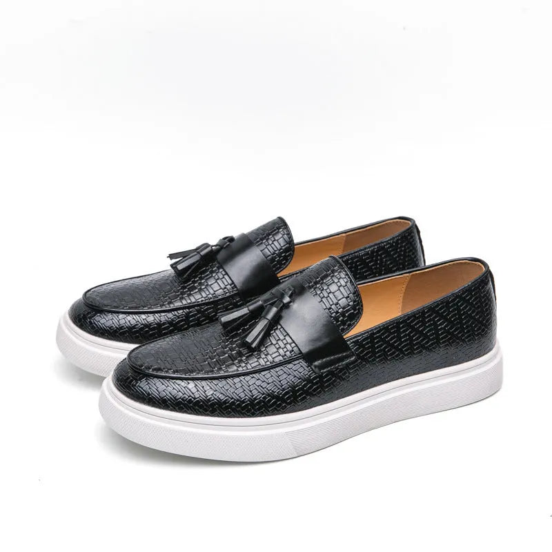 Men's black fringed leather casual shoes with round toe and low heel design