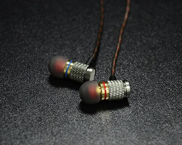 Black wired in-ear headphones with 3.5mm L-bend plug, silicone cable, and TPE earplugs.