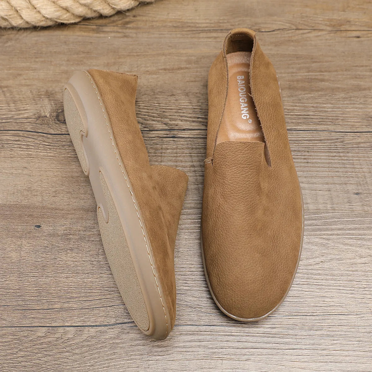 Handmade men's low-top leather shoes in grey with a rubber wedge sole and breathable cowhide lining