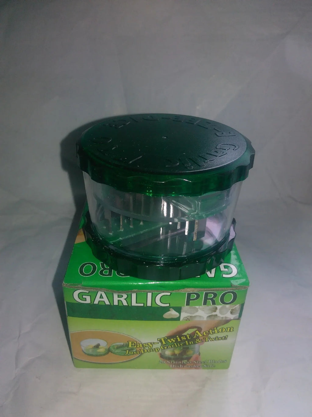 Green transparent PP garlic peeler kitchen gadget measuring 8.5cm wide
