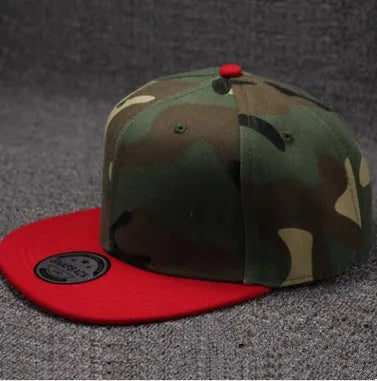 Camo snapback hat with flat brim and adjustable snapback closure in cotton-polyester blend