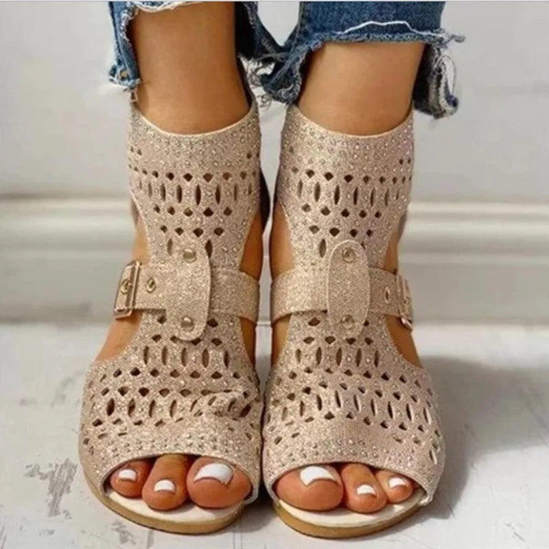 Women's flat sandals with wedge heel, back zipper and decorative rivet details on artificial PU upper