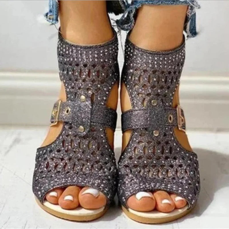 Women's flat sandals with wedge heel, back zipper and decorative rivet details on artificial PU upper