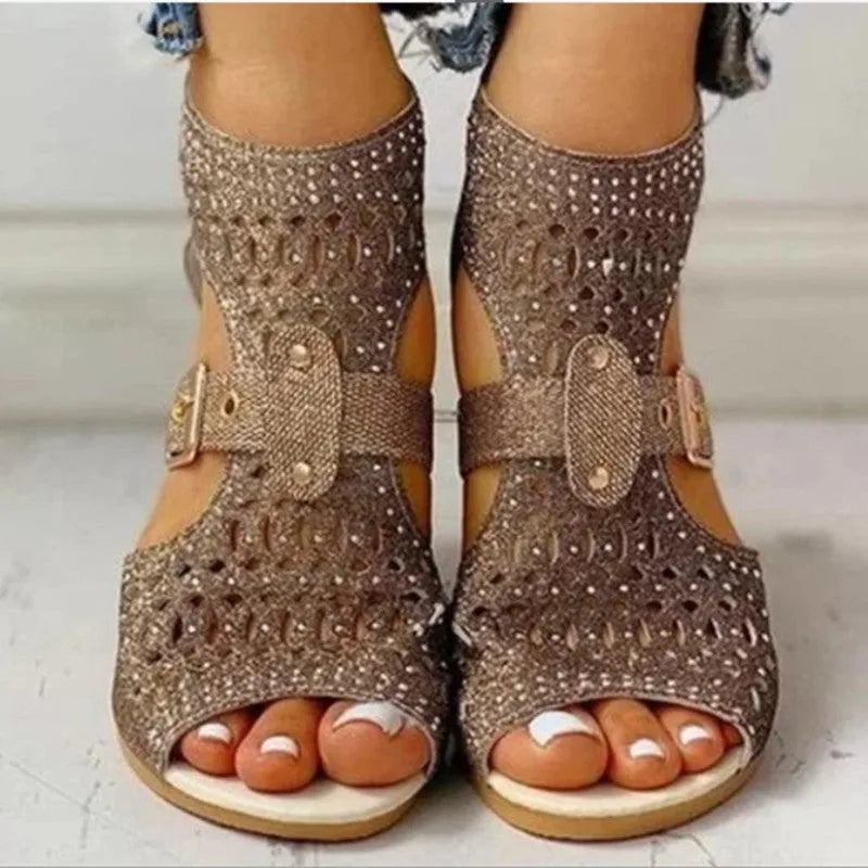 Women's flat sandals with wedge heel, back zipper and decorative rivet details on artificial PU upper