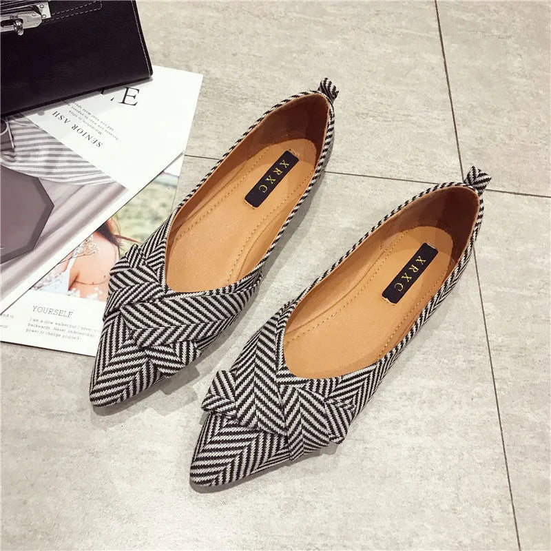 Women's pointed shallow mouth flats in black and red colours with cotton upper and low flat heel