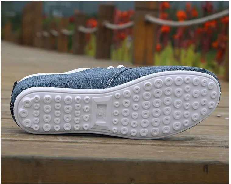 Men's casual peas shoes in blue with breathable mesh upper and rubber sole