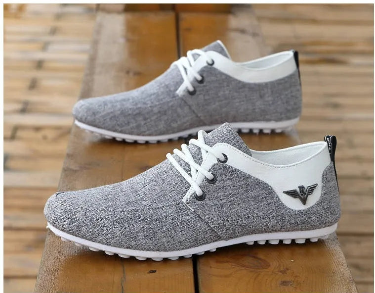 Men's casual peas shoes in blue with breathable mesh upper and rubber sole