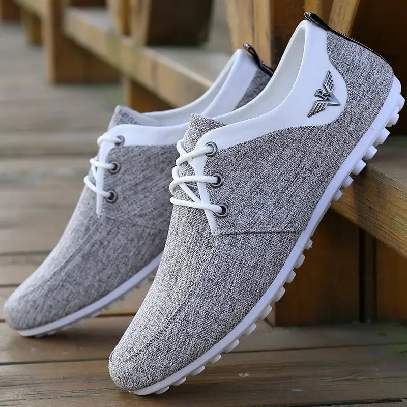 Men's casual peas shoes in blue with breathable mesh upper and rubber sole