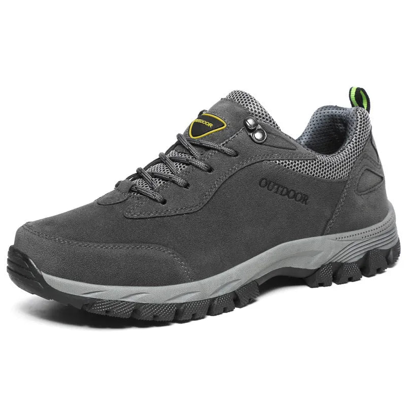 Men's outdoor casual shoes in army green with a low upper and viscose sole.