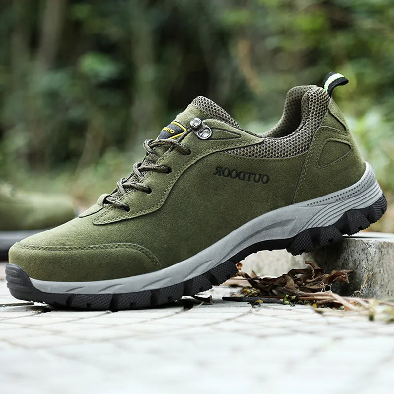 Men's outdoor casual shoes in army green with a low upper and viscose sole.