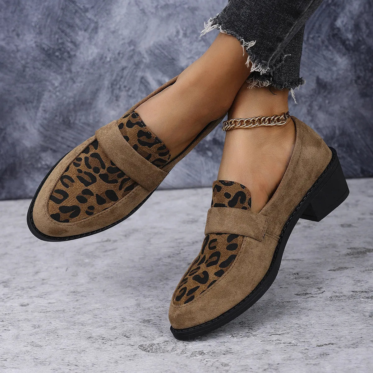 Women's leopard print suede slip-on pumps with chunky heel in brown colour