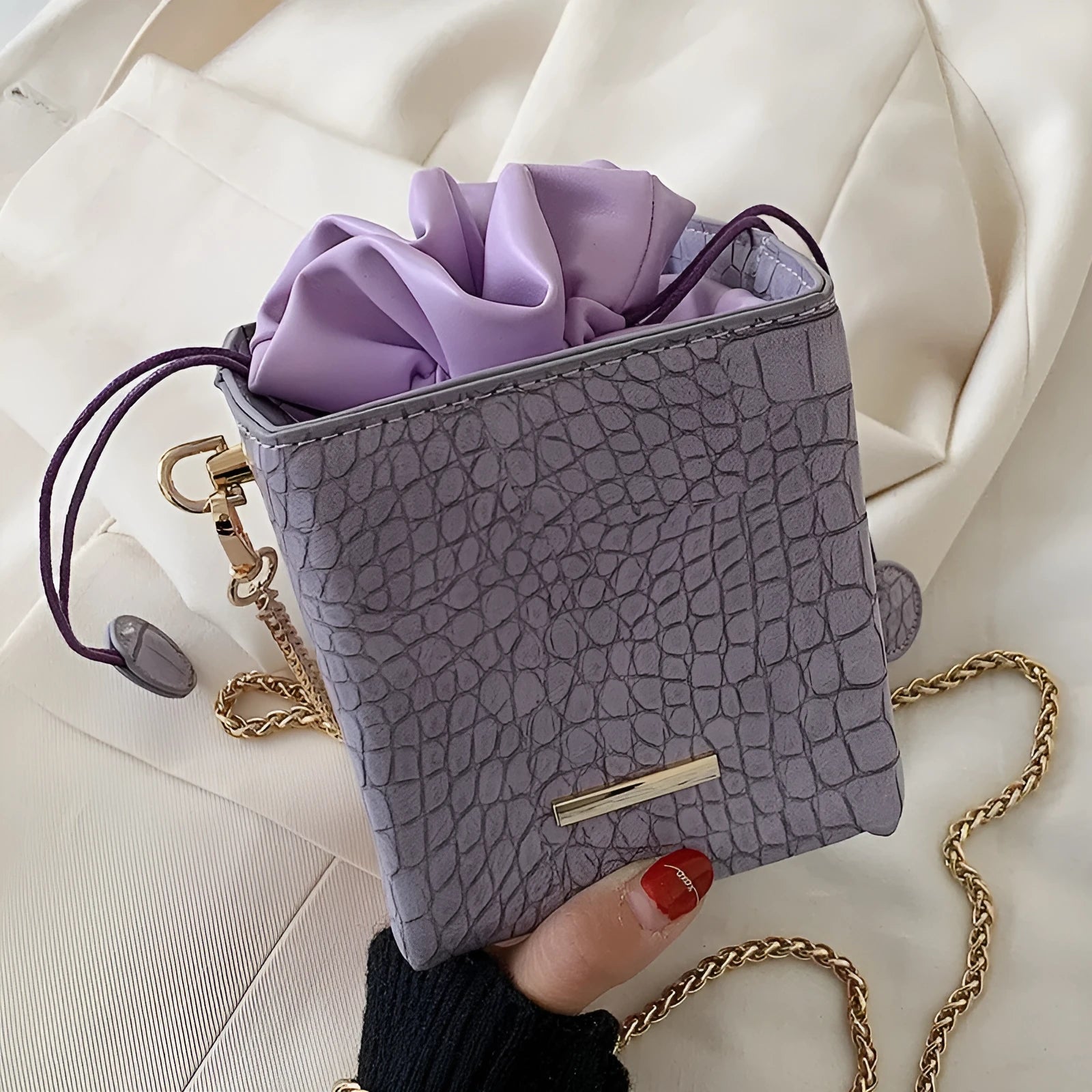 Small Korean-style women's messenger bag with chain strap in various plain colours.