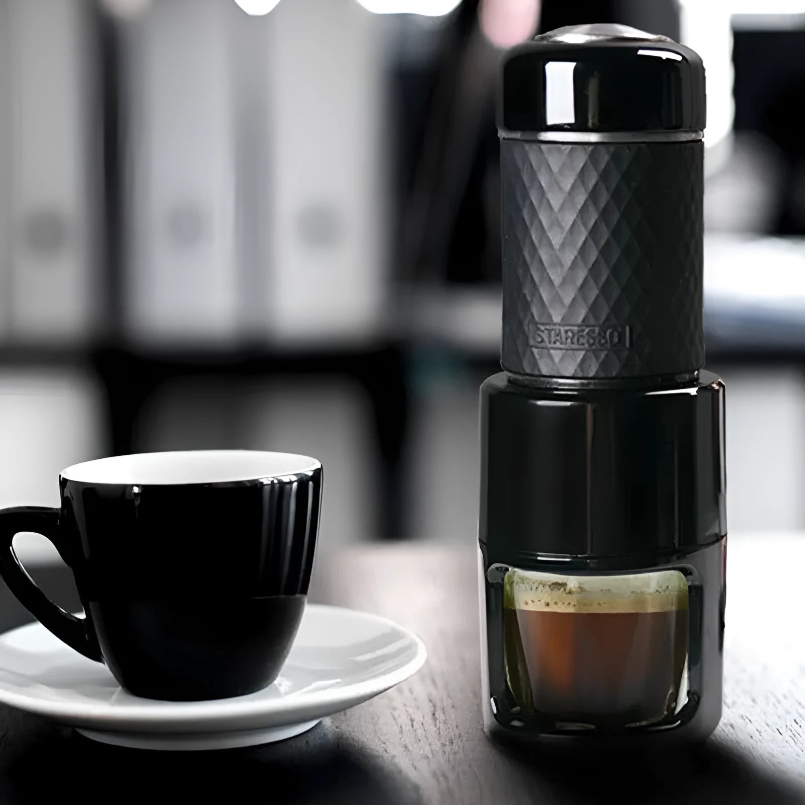 Portable manual espresso coffee machine in stainless steel with 7x7x20.3cm compact size