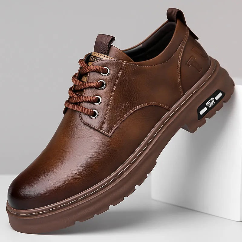 Retro style men's casual outdoor shoes in black with artificial PU upper and round toe design