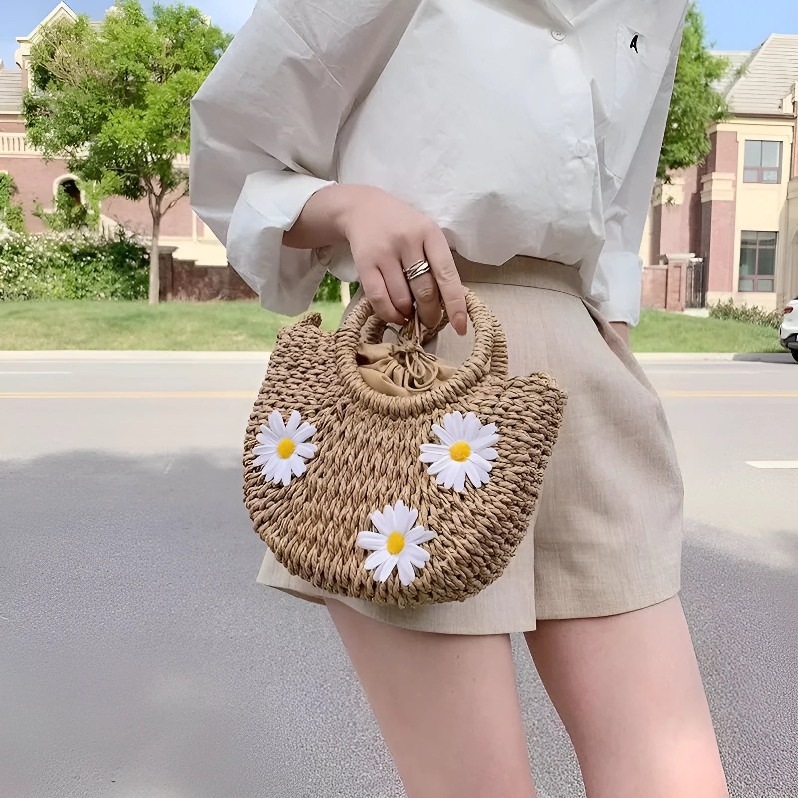 Women's light brown woven straw crossbody bag with daisy accents measuring 25x20x8cm