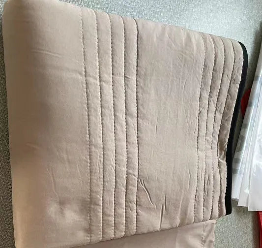 Pure colour seersucker cooling air-conditioning quilt laid flat on a bed