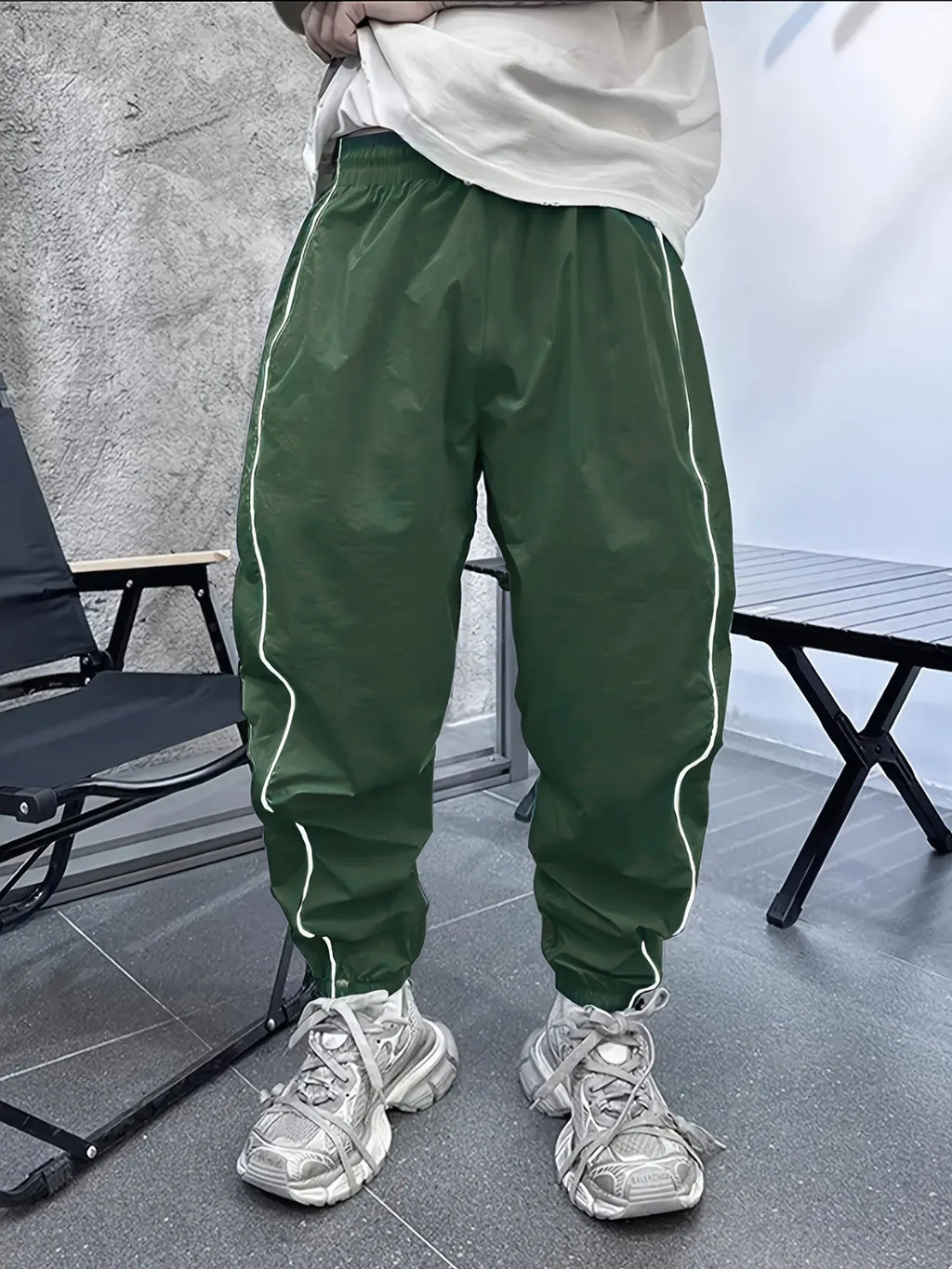 Men's loose fit cropped sports trousers in bamboo fibre, shown in army green.