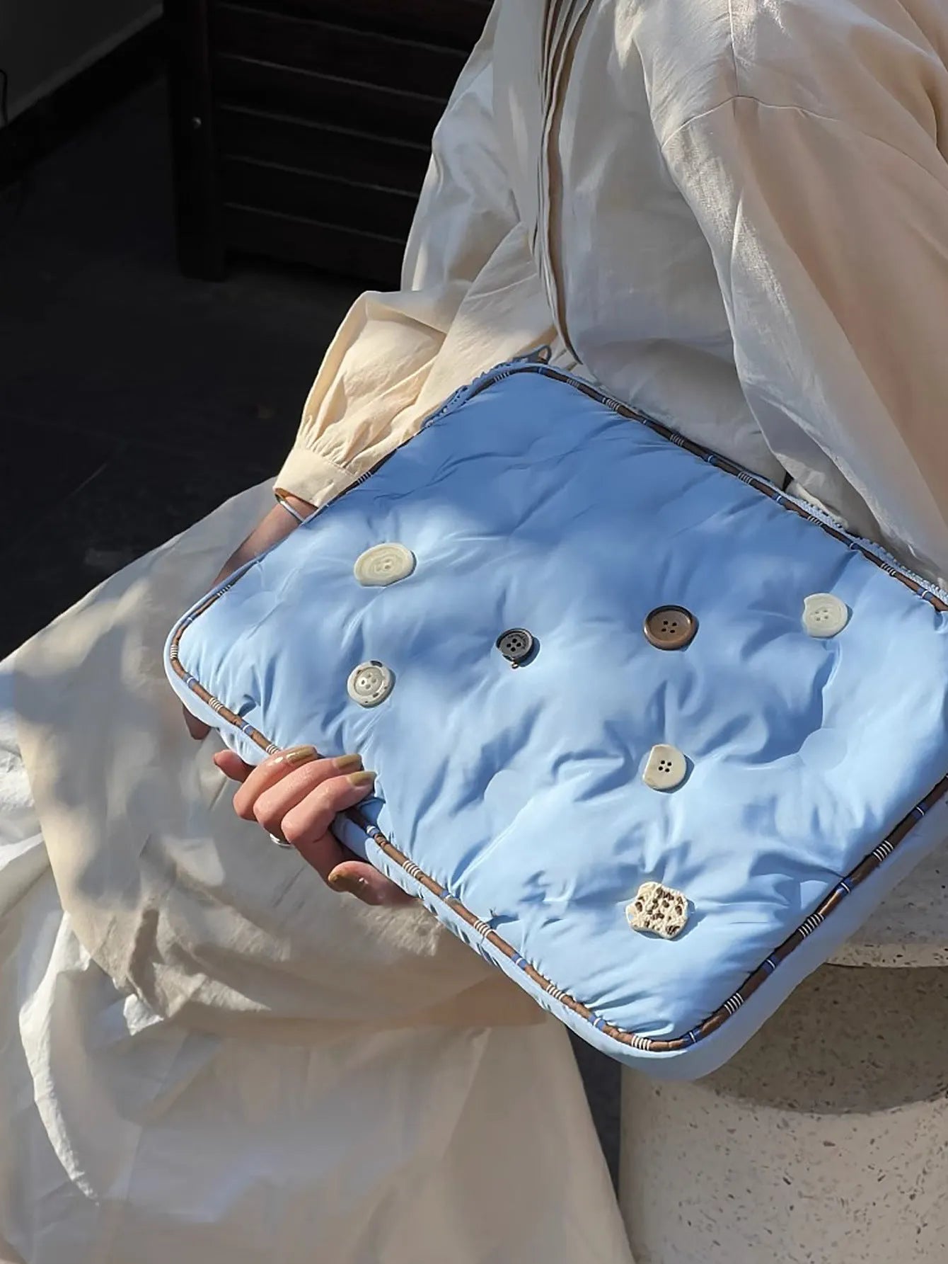 Blue plaid waterproof nylon laptop case for 14-inch computers with shock-absorbing protection