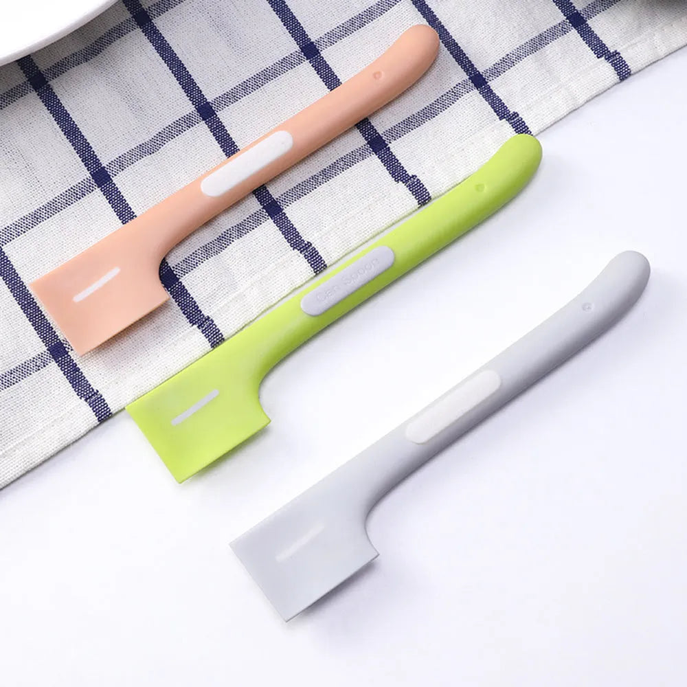 Long-handle pet food spoon in green colour with right-angle scraping edge for canned wet food