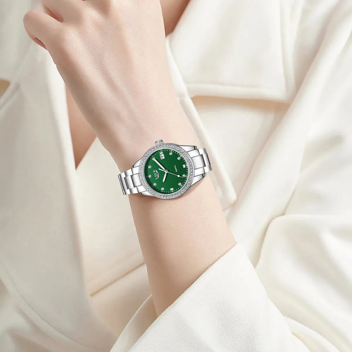 Silver fashion women's quartz watch with diamond bezel and round dial