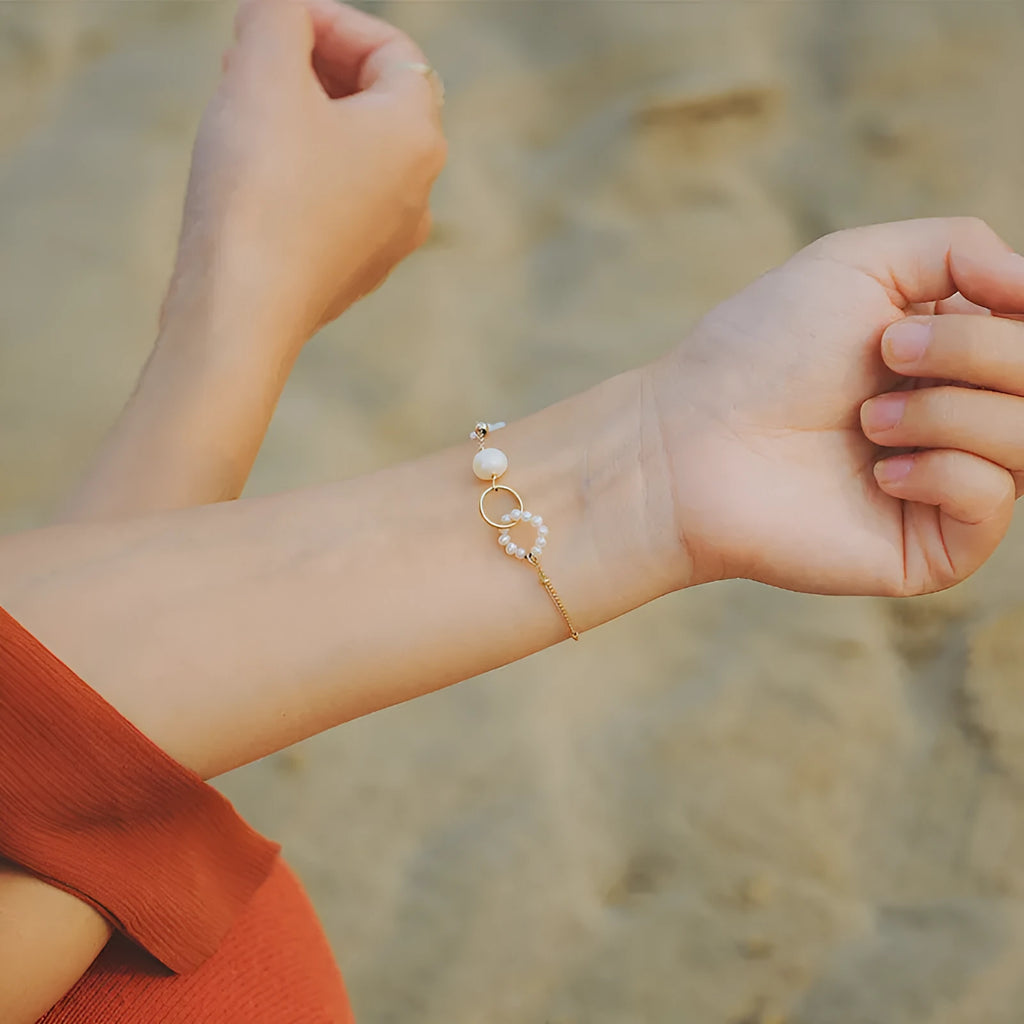 A natural pearl set in a gold-plated bracelet for women.