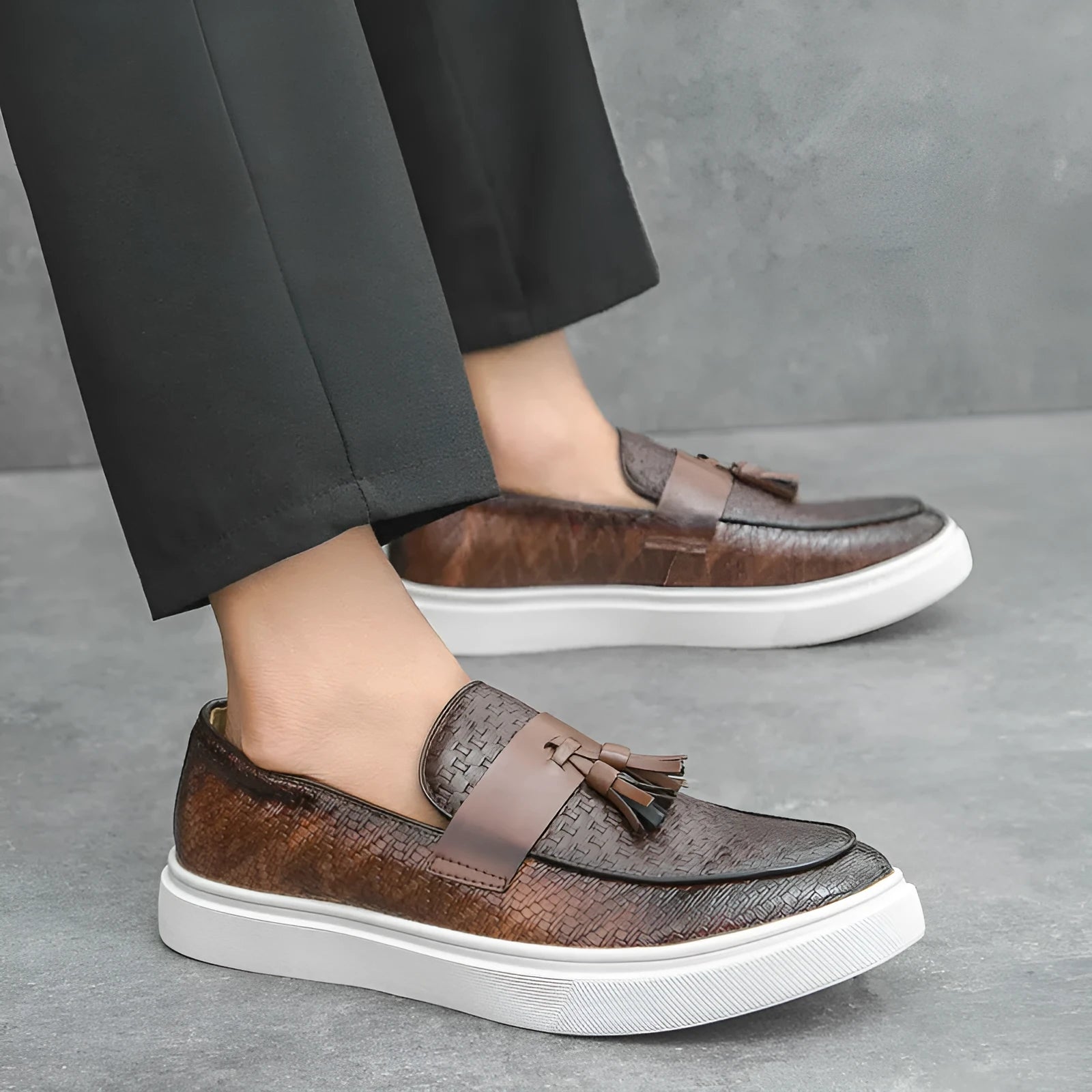 Men's black fringed leather casual shoes with round toe and low heel design