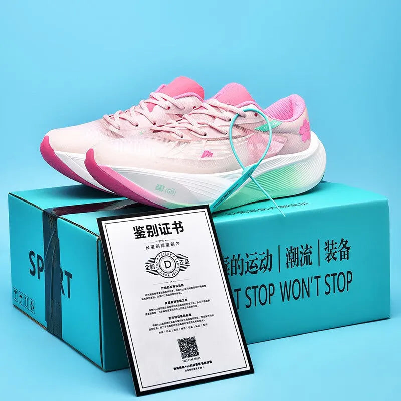 Low-top racing sneakers with carbon plate, PU mesh upper in a choice of colours, on natural rubber sole.