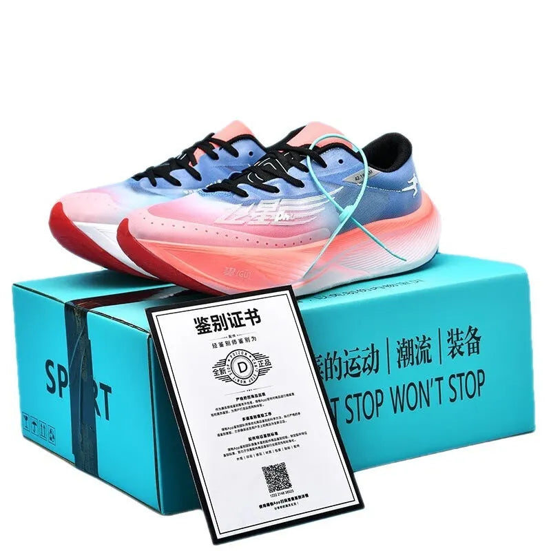 Low-top racing sneakers with carbon plate, PU mesh upper in a choice of colours, on natural rubber sole.