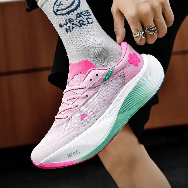 Low-top racing sneakers with carbon plate, PU mesh upper in a choice of colours, on natural rubber sole.