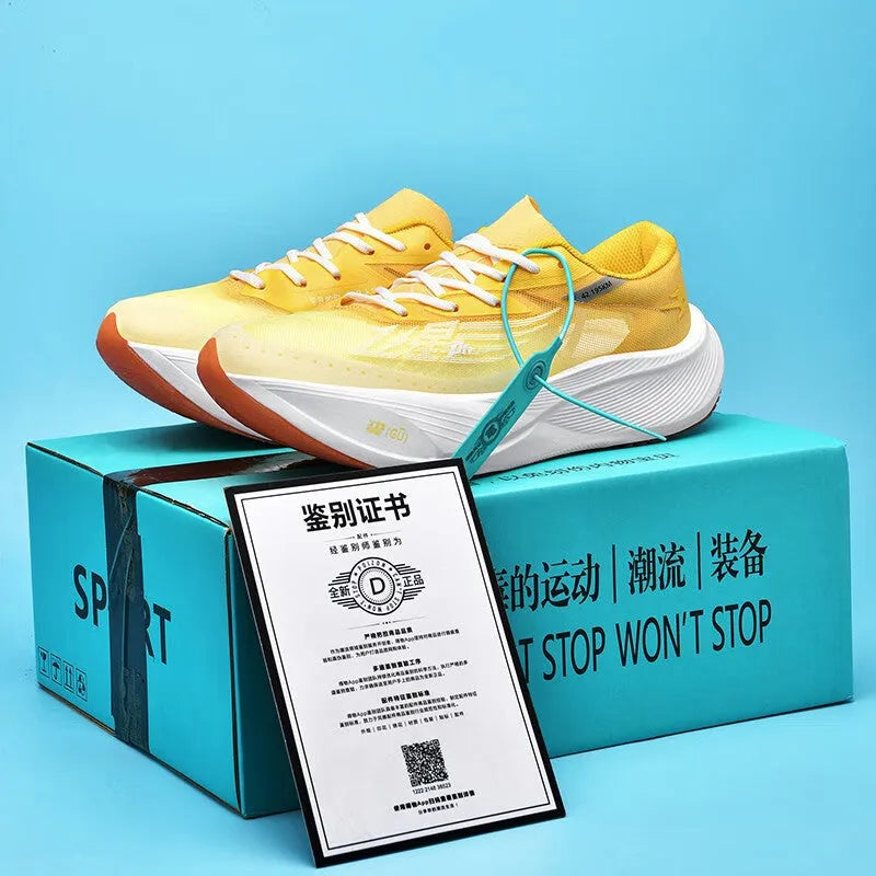 Low-top racing sneakers with carbon plate, PU mesh upper in a choice of colours, on natural rubber sole.