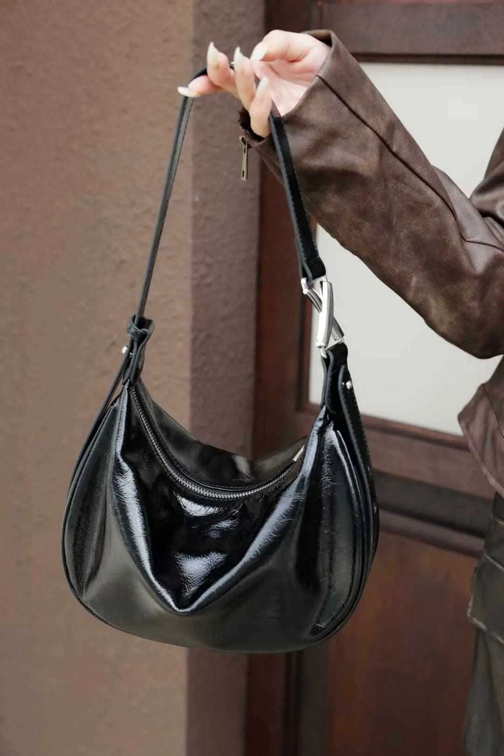 Women's oil wax leather crossbody bucket bag in anch red with zippered inner pocket, 29x18x8cm