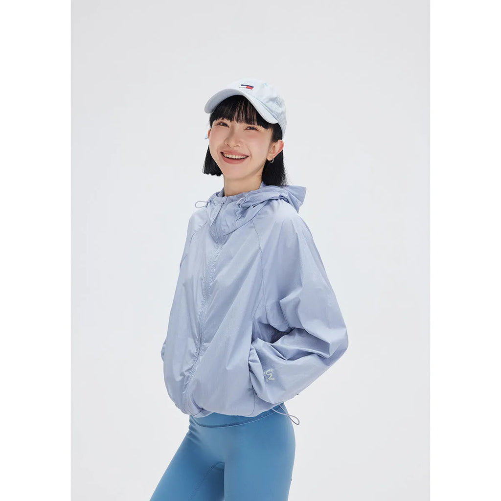 Men's lightweight sports hooded coat in chemical fibre blend fabric with slit pockets and straight hem design