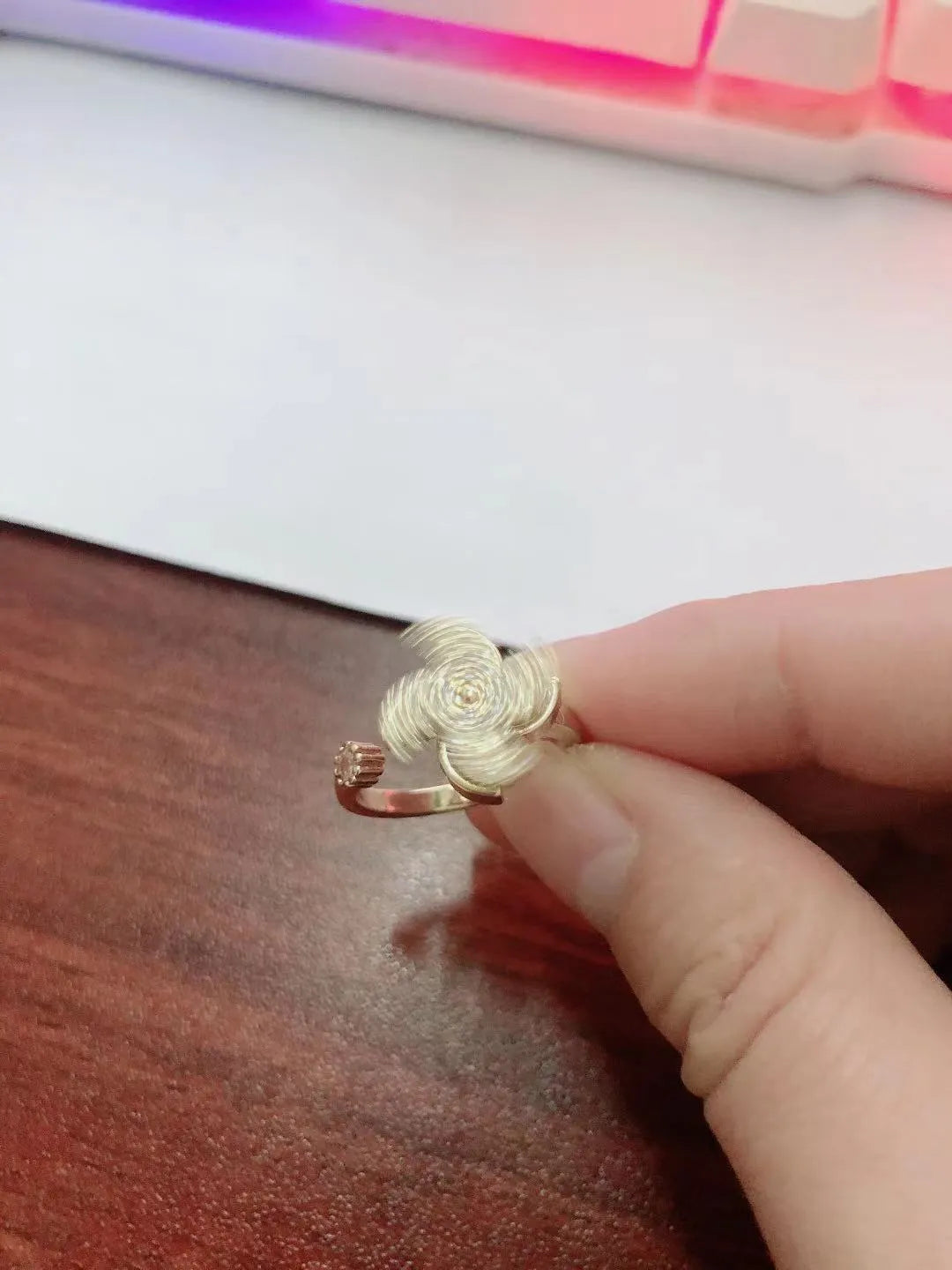 Rotating copper ring with geometric windmill design in gold or silver colour