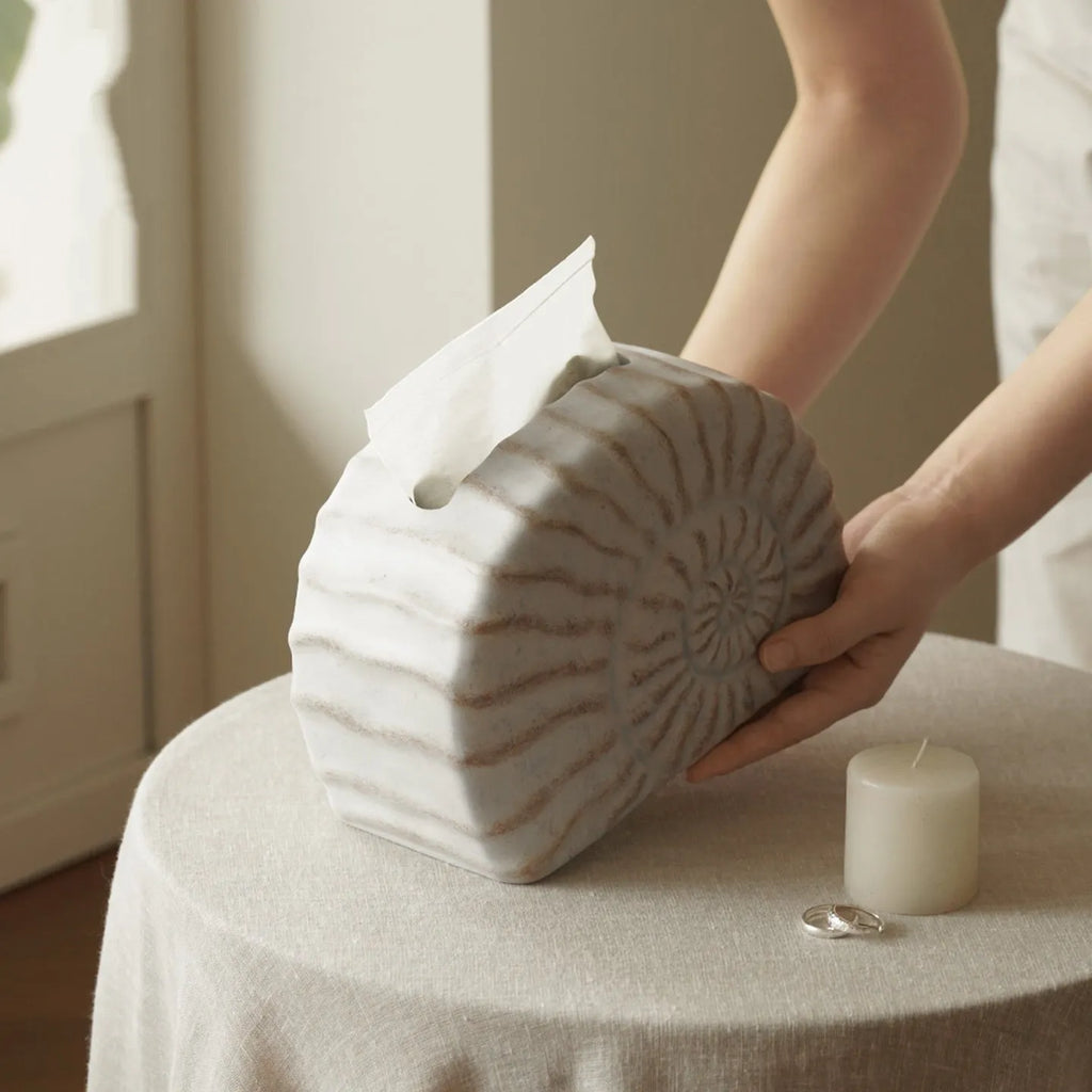 Resin conch ramble decorative tissue box cover with seashell design.