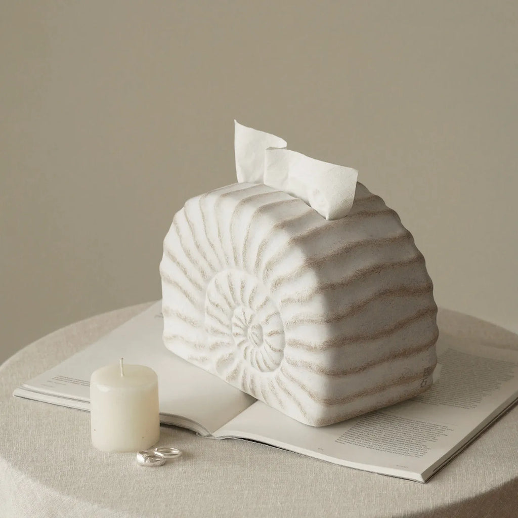 Resin conch ramble decorative tissue box cover with seashell design.